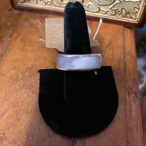 Vintage 925 silver ring with mother of pearl inlay & beautiful filigree details.